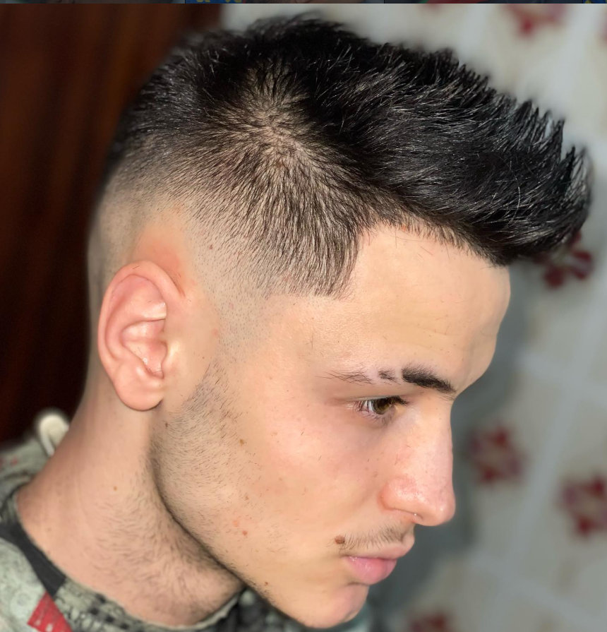 Estación de trabajo con espejo y herramientas de barbería